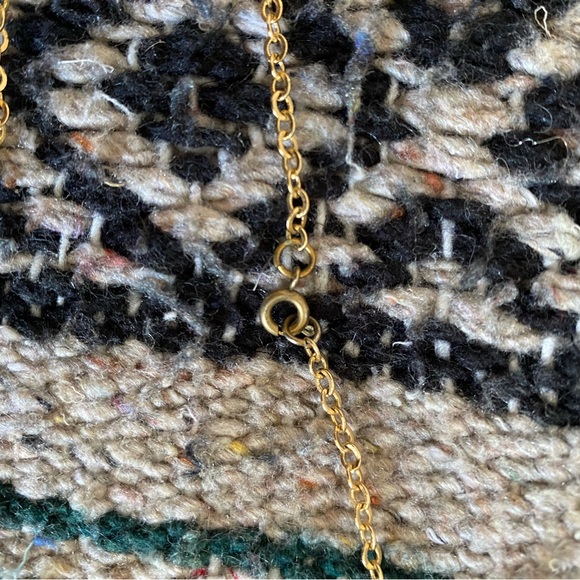 ❌SOLD❌ Blue crystal necklace on gold chain - Picture 4 of 4